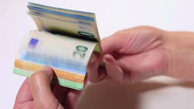 Elde Para Saymak. Avrupa Birliği Parası. Beyaz Kadın Beyaz Masa 'da Farklı Euro Banknotları Sayıyor - Yakın plan. Renkli Kağıt Para. Avro Elde. Gelir, Tasarruf ve Harcama Konsepti