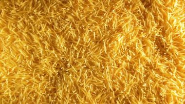 Saat Yönünün Tersinde Yavaşça Dönen Pişmemiş Eriştelerin Arkaplanı - Üst Görünüm. Kuru Vermicelli Dönüşü dokusu. Çiğ Makarna - Sol Döndürme