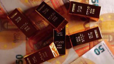 50 Euro 'luk banknotlarda Parlak Altın Çubuklar - Top View. Euro Para Birimi. Bir sürü 50 Euro banknot. Başarı, Finans ve Zenginlik Konsepti - Dönüşüm Sağı