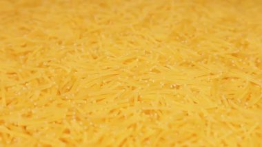 Pişmemiş Çiğ Erişte Dönüyor. Kuru Vermicelli Dönüşü. Çiğ Makarna