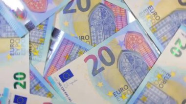 20 Avro Fatura, Dönüşümlü Para Arkaplanı - En İyi Görünüm. Euro Para Birimi. Mavi Kağıt Para. Bir sürü 20 Euro banknot. İş, Finans, Para ve Tasarruf Konsepti - Dönüşüm Sola
