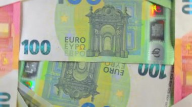 100 Avro Faturası, Dönüşümlü Para Arkaplanı - En İyi Görünüm. Euro Para Birimi. Yeşil Kağıt Para. Yüz Euro banknot. İş, Finans, Para ve Tasarruf Konsepti - Dönüşüm Sola