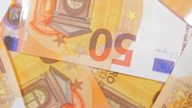 50 Euro 'luk banknotlar, Dönen Para Arkaplanı - Top View. Euro Para Birimi. Turuncu Kağıt Para. Bir sürü 50 Euro 'luk banknot. İş, Finans, Nakit ve Para Tasarruf Konsepti - Rotasyon Hakkı
