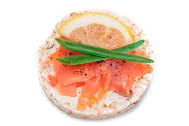 Taze somonlu Rice Cake Sandviçi, Limon ve Yeşil Soğanlı. Diyet yemek. Hızlı ve sağlıklı sandviçler. Taze dolgulu çıtır ekmek. Sağlıklı Beslenme Atıştırması