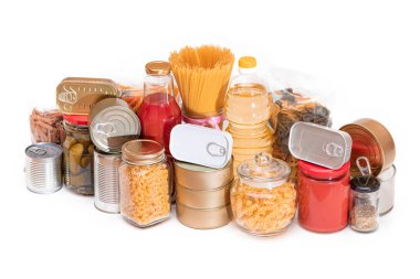 Gıda rezervleri: Konserve yiyecek, spagetti, domates suyu, makarna ve market - beyaz arka planda izole edilmiş. Kriz anında acil durum gıda deposu. Stratejik Gıda Kaynakları - İzolasyon