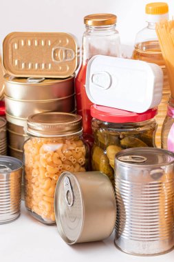 Gıda rezervleri: Konserve yiyecek, spagetti, börek, ton balığı, domates suyu, makarna, balık ve market. Kriz anında acil durum gıda deposu. Stratejik Gıda Malzemeleri