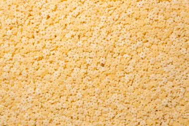 Pişmemiş Stelline Makarna: Gurme Aşçılığı İçin Canlı ve Dokulu Bir Arkaplan Oluşturan Stelline Makarna Mutfağı. Kuru makarna. Raw Macaroni - Top View, Düz Yat