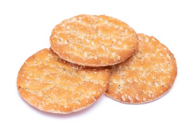 Beyaz arka planda izole edilmiş bir yığın yuvarlak tuzlu kraker. Kuru Çerezler - İzolasyon