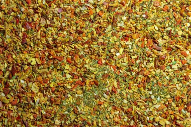 Canlı ve Renkli Sebze Baharat Karışımı: Aromatik Baharat Mutfağı Mutfağı Arkaplanlı Gurme Yemekleri. Taze bitkiler ve baharatların ahenkli kombinasyonu - Üst Görünüm