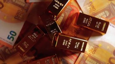 50 Euro 'luk banknotlarda Parlak Altın Çubuklar - Top View. Euro Para Birimi. Bir sürü 50 Euro banknot. Başarı, Finans ve Zenginlik Konsepti - Dönüşüm Sola