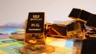 Değişik Euro Banknotları üzerinde Bitcoin bozuklukları olan Fine Gold Bar 'lar. Avrupa para birimi. Renkli Kağıt Para. Bir sürü Euro Cash. Gelir, Gelir, Kripto Para Birikim ve Zenginlik Konsepti