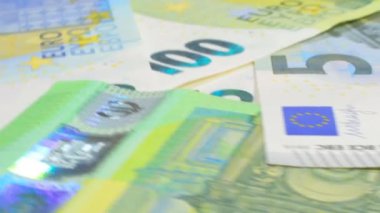 Avrupa Birliği parası: Değişik Euro banknotları. Avrupa para birimi. Renkli Kağıt Para. Bir sürü Euro Cash. Gelir, Gelir, Tasarruf ve Zenginlik Konsepti