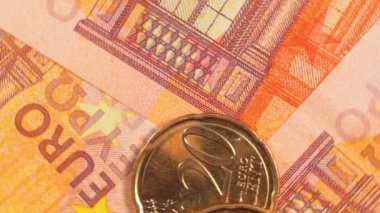 50 Euro 'luk banknotlara 20 Euro Cent madeni parası - Top View, Macro. Euro Para Birimi. Turuncu Kağıt Para. Bir sürü 20 Euro 'luk banknot. Ekonomi, Nakit ve Para Tasarruf Konsepti - Yavaş Dönüşüm Sağı