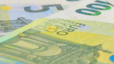 Avrupa Birliği parası: Değişik Euro banknotları. Avrupa para birimi. Renkli Kağıt Para. Bir sürü Euro Cash. Gelir, Gelir, Tasarruf ve Zenginlik Konsepti