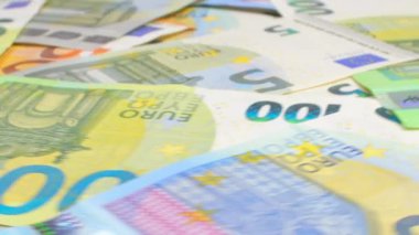 Avrupa Birliği parası: Değişik Euro banknotları. Avrupa para birimi. Renkli Kağıt Para. Bir sürü Euro Cash. Gelir, Gelir, Tasarruf ve Zenginlik Konsepti