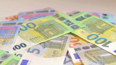 Avrupa Birliği parası: Değişik Euro banknotları. Avrupa para birimi. Renkli Kağıt Para. Bir sürü Euro Cash. Gelir, Gelir, Tasarruf ve Zenginlik Konsepti