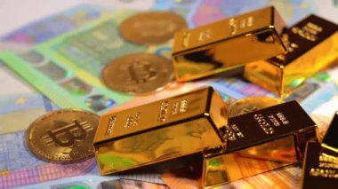 Değişik Euro Banknotları üzerinde Bitcoin bozuklukları olan Fine Gold Bar 'lar. Avrupa para birimi. Renkli Kağıt Para. Bir sürü Euro Cash. Gelir, Gelir, Kripto Para Birikim ve Zenginlik Konsepti