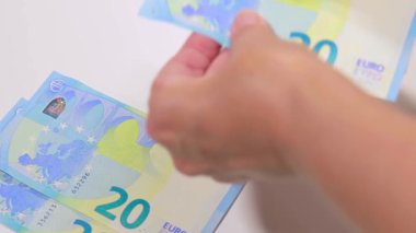 Beyaz Masa 'ya Para Saymak. Avrupa Birliği Parası. Beyaz Kadın 20 Avro Banknotları Sayıyor - Yakın plan, Yavaş Hareket. Mavi Kağıt Nakit. 20 Euro Elde. Gelir, Tasarruf ve Harcama Konsepti