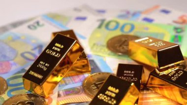 Değişik Euro Banknotları üzerinde Bitcoin bozuklukları olan Fine Gold Bar 'lar. Avrupa para birimi. Renkli Kağıt Para. Bir sürü Euro Cash. Gelir, Gelir, Kripto Para Birikim ve Zenginlik Konsepti