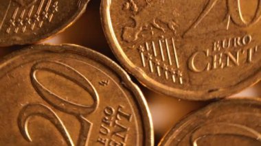 20 Euro Cent madeni para, döner para arkaplan - Top View, Macro. Euro Para Birimi. Bir sürü 20 Cent Cash. Altın Avrupailer. İş, Para ve Tasarruf Konsepti - Yavaş Dönüşüm Sola