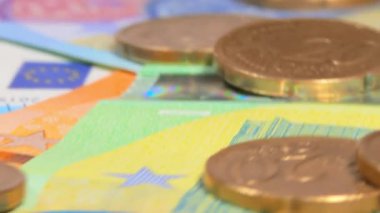 Avrupa Birliği Parası: Değişik Euro Banknotları ve 20 Cent Dönen Paralar - Yakın plan. Avrupa para birimi. Bozuk paralı renkli kağıt para. Bir sürü Euro Cash. Gelir, Gelir ve Para Tasarruf Konsepti