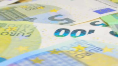 Avrupa Birliği parası: Değişik Euro banknotları. Avrupa para birimi. Renkli Kağıt Para. Bir sürü Euro Cash. Gelir, Gelir, Tasarruf ve Zenginlik Konsepti