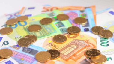 Avrupa Birliği Parası: Değişik Euro Banknotları ve 20 Cent Bozuklukları Dönüyor. Avrupa para birimi. Bozuk paralı renkli kağıt para. Bir sürü Euro Cash. Gelir, Gelir, Tasarruf ve Zenginlik Konsepti