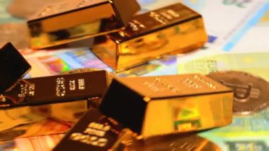 Değişik Euro Banknotları üzerinde Bitcoin bozuklukları olan Fine Gold Bar 'lar. Avrupa para birimi. Renkli Kağıt Para. Bir sürü Euro Cash. Gelir, Gelir, Kripto Para Birikim ve Zenginlik Konsepti