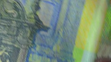 100 Avro Fatura, Dönen Para Arkaplanı - En İyi Görünüm, Makro. Euro Para Birimi. Yeşil Kağıt Para. Yüz Euro banknot. İş, Finans, Para ve Tasarruf Konsepti - Açısal Dönüşüm