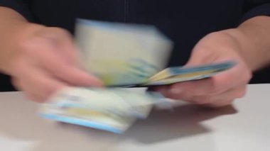 Elde Para Saymak. Avrupa Birliği Parası. Beyaz Kadın 20 Avro Banknotları Sayıyor - Ön Manzara, Yakın plan. Mavi Kağıt Nakit. 20 Euro Elde. Gelir, Tasarruf ve Harcama Konsepti