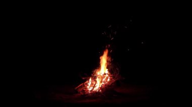 Karanlık Orman 'da Kara Arkaplan' da Gece Ateşi Yanıyor. Gece vakti Alevli Kamp Ateşi. Şenlik Ateşi için yer. Ateş Çukuru, Ateş Altında Orman, Uçan Kıvılcımlar ve Duman - Statik Atış