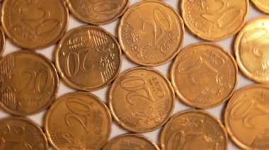 20 Euro Cent Bozukluğu, Dönen Para Arkaplanı - Top View. Euro Para Birimi. Bir sürü 20 Cent Cash. Altın Avrupailer. İş, Finans ve Para Tasarruf Konsepti - Dönüşüm Sağı