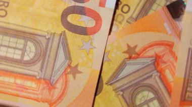 50 Euro 'luk banknotlar, Dönen Para Arkaplanı - Top View. Euro Para Birimi. Turuncu Kağıt Para. Bir sürü 50 Euro 'luk banknot. İş, Finans, Nakit ve Para Tasarruf Konsepti - Rotasyon Hakkı