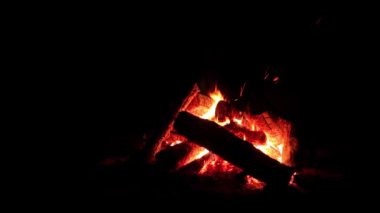 Karanlık Orman 'da Kara Arkaplan' da Gece Ateşi Yanıyor. Gece vakti Alevli Kamp Ateşi. Şenlik Ateşi için yer. Ateş Çukuru, Ateş Altında Orman, Uçan Kıvılcımlar ve Duman - Statik Atış