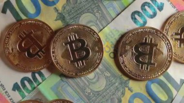 100 Euro 'luk banknotlarda Bitcoin Sikkeleri - Top View. Euro Para Nakiti ve Kripto Para Birimi. Yüz Euro 'luk banknot. Ekonomi, Borsa, Engelleme ve Elektronik Para Konsepti - Yavaş Döndürme Sağı