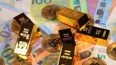 Değişik Euro Banknotları üzerinde Bitcoin bozuklukları olan Fine Gold Bar 'lar. Avrupa para birimi. Renkli Kağıt Para. Bir sürü Euro Cash. Gelir, Gelir, Kripto Para Birikim ve Zenginlik Konsepti