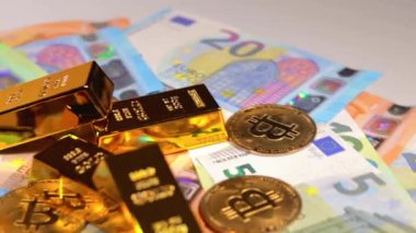 Değişik Euro Banknotları üzerinde Bitcoin bozuklukları olan Fine Gold Bar 'lar. Avrupa para birimi. Renkli Kağıt Para. Bir sürü Euro Cash. Gelir, Gelir, Kripto Para Birikim ve Zenginlik Konsepti