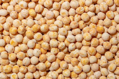 Pişmemiş Sarı Bezelye Cilalı Arka plan. Gurme Aşçılık İçin Canlı ve Dokulu Bir Arkaplan Oluşturan Kuru Bezelye Mutfağı. Dağınık Çiğ Bezelyeler. Sağlıklı Yeme Malzemeleri