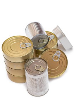 Beyaz Arkaplanda Boş Kenarlı Yığılmış Teneke Kutular Grubu. Konserve yiyecekler. Güvenli ve uzun vadeli yiyecek depolamak için farklı alüminyum kutular. Çelik Mühürlü Yiyecek Depolama Kutuları - İzolasyon