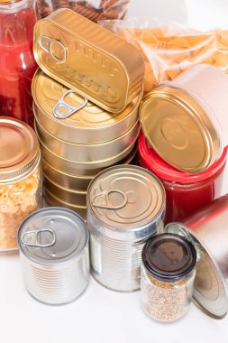 Gıda rezervleri: Konserve yiyecek, spagetti, börek, ton balığı, domates suyu, makarna, balık ve market. Kriz anında acil durum gıda deposu. Stratejik Gıda Malzemeleri