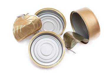 Kırık kapaklı üç boş teneke kutu beyaz arka planda izole edildi. Temiz kullanılmış alüminyum teneke kutular, izolasyon. Çözünmeyen İnorganik Atık