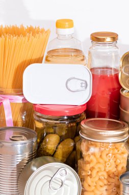 Gıda rezervleri: Konserve yiyecek, spagetti, börek, ton balığı, domates suyu, makarna, balık ve market. Kriz anında acil durum gıda deposu. Stratejik Gıda Malzemeleri