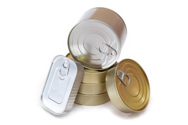 Beyaz Arkaplanda Boş Kenarlı Yığılmış Teneke Kutular Grubu. Konserve yiyecekler. Güvenli ve uzun vadeli yiyecek depolamak için farklı alüminyum kutular. Çelik Mühürlü Yiyecek Depolama Kutuları - İzolasyon