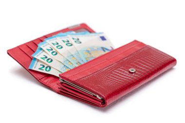Beyaz arka planda izole edilmiş 20 Euro 'luk banknotla Kırmızı Kadın Cüzdanı' nı açtı. Zenginliği, başarıyı, alışveriş ve sosyal statüyü sembolize eden Bir Cüzdan dolusu para - izolasyon
