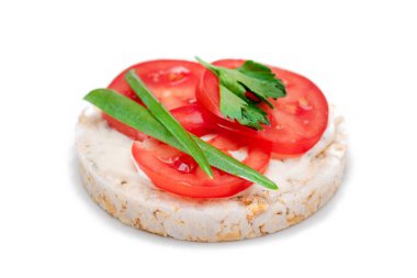 Taze domatesli ve yeşillikli vejetaryen pirinç keki sandviçi. Vejetaryen Diyet Yemekleri. Hızlı ve sağlıklı sandviçler. Taze dolgulu çıtır ekmek. Sağlıklı Beslenme Atıştırması