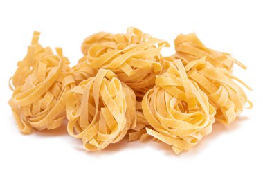 Klasik İtalyan Çiğ Yumurta Fettuccine Yığını, Beyaz Arkaplanda İzole Edilmiş. Kuru, bükülmemiş, pişmemiş makarna. İtalyan Kültür ve Mutfağı. Çiğ Altın Makarna Deseni - İzolasyon
