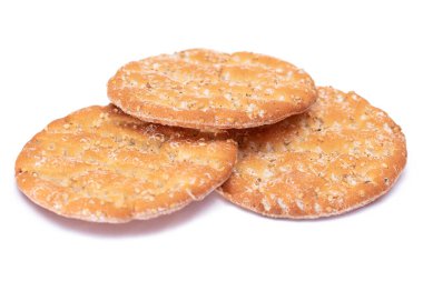 Beyaz arka planda izole edilmiş bir yığın yuvarlak tuzlu kraker. Kuru Çerezler - İzolasyon