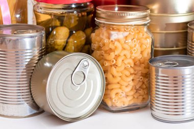 Gıda rezervleri: Konserve yiyecek, spagetti, börek, ton balığı, domates suyu, makarna, balık ve market. Kriz anında acil durum gıda deposu. Stratejik Gıda Malzemeleri