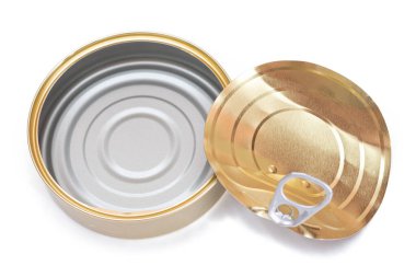 Kırık kapaklı boş teneke kutu beyaz arka planda izole edildi. Temiz kullanılmış alüminyum kutu izolasyon. Çözünmeyen İnorganik Atık