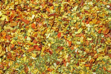 Canlı ve Renkli Sebze Baharat Karışımı: Aromatik Baharat Mutfağı Mutfağı Arkaplanlı Gurme Yemekleri. Taze bitkiler ve baharatların ahenkli kombinasyonu - Üst Görünüm